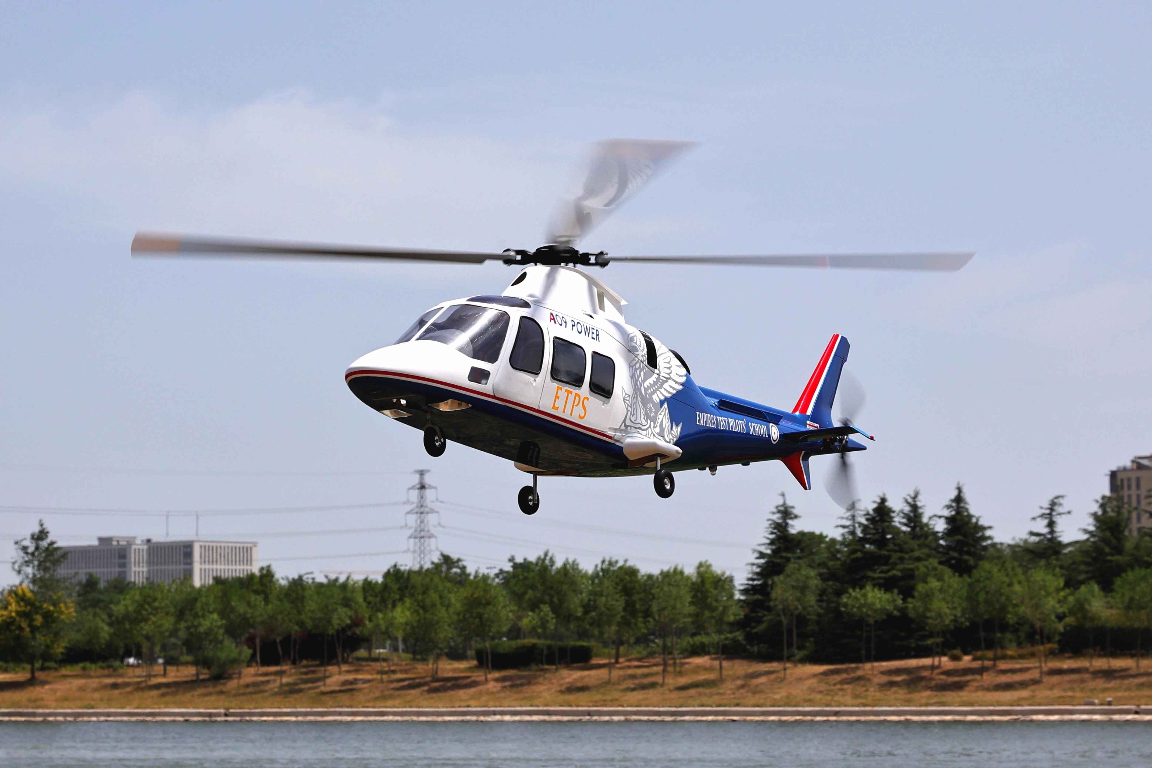 RVE E700天枢星+ 阿古斯塔 AGUSTA 109遥控像真直升机 MK30004(图3)