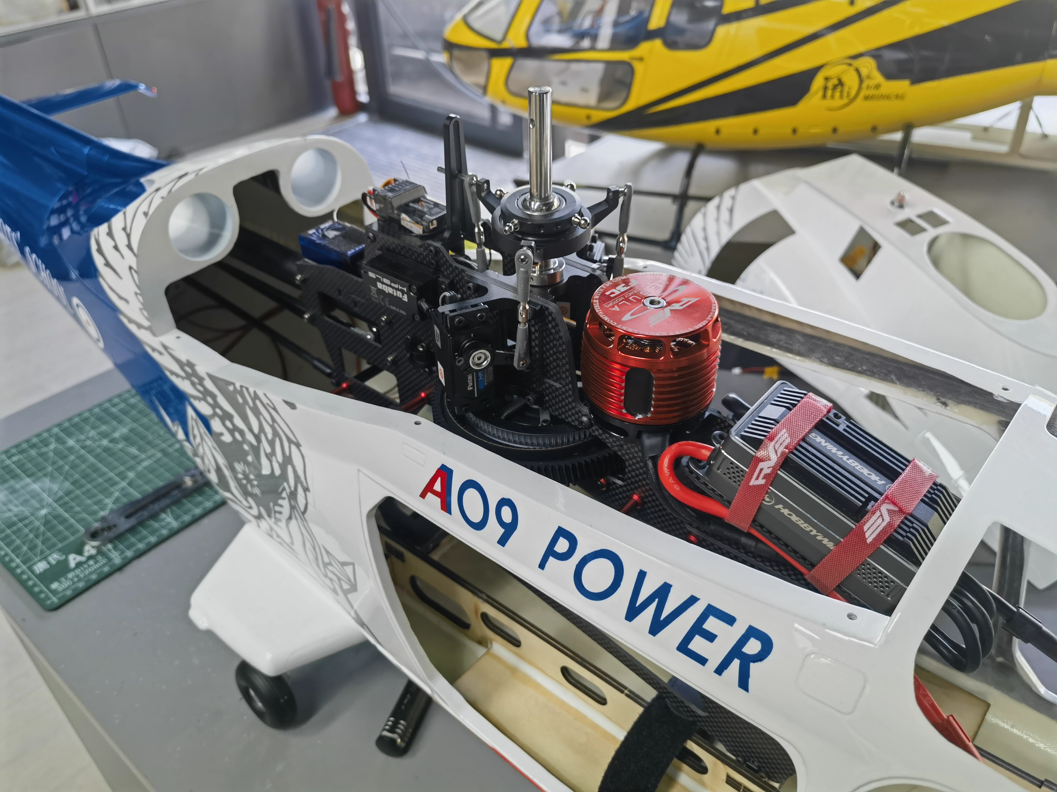 RVE E700天枢星+ 阿古斯塔 AGUSTA 109遥控像真直升机 MK30004(图5)